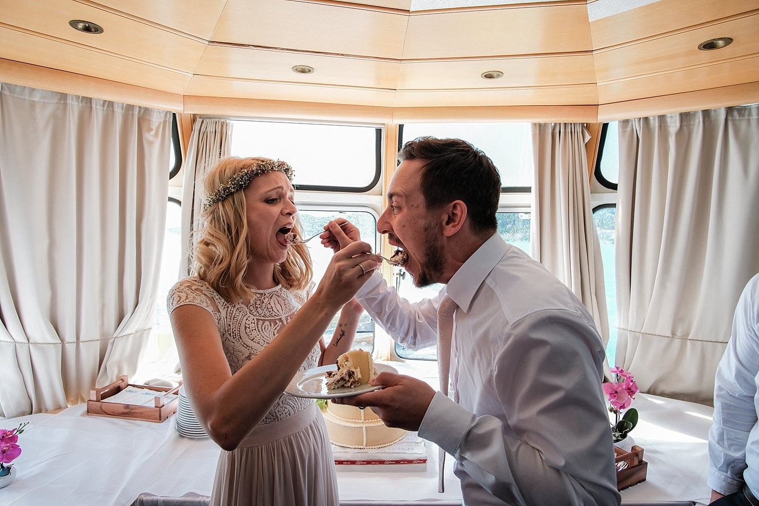 tortenanschnitt-hochzeitsfotograf wörthersee