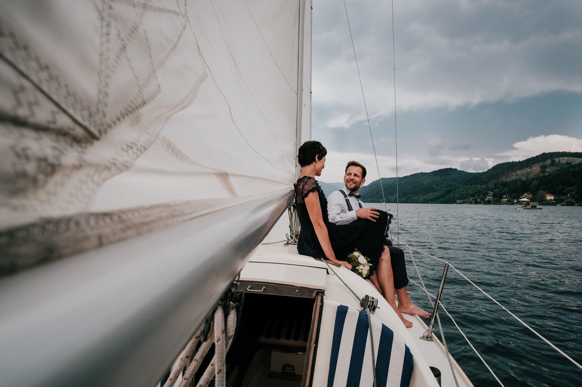 hochzeit-millstaettersee-brautpaar-am-segelboot