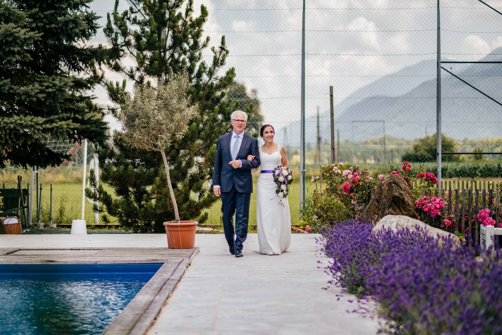hochzeit alte schule-braut-mit-brautvater