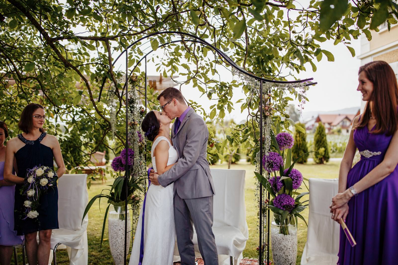 hochzeit alte schule-kuss